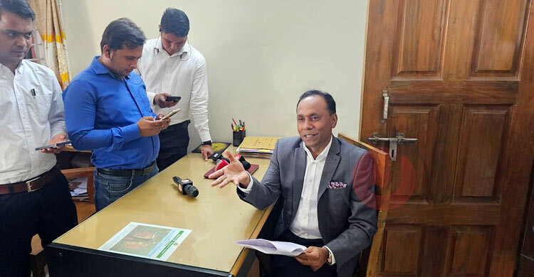 হঠাৎ ভূমি অফিস পরিদর্শনে গিয়ে প্রতিমন্ত্রী দেখলেন কেউ আসেনি