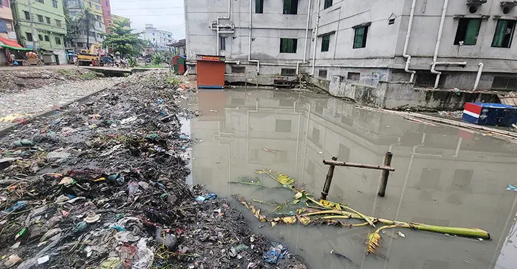 খেলার মাঠে খালের ময়লা ফেলছে সিটি করপোরেশন