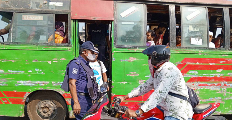 মহাসড়কে বেড়েছে পুলিশি তৎপরতা, পরিবহনে চলছে তল্লাশি