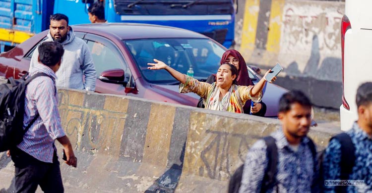 অবরোধে আটকা অ্যাম্বুলেন্স, নবজাতককে বাঁচাতে স্বজনের আহাজারি