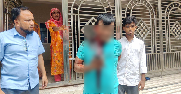 বিএনপির কর্মী মনে করে বাড়িতে ঢুকে ব্যবসায়ীকে কুপিয়ে জখম