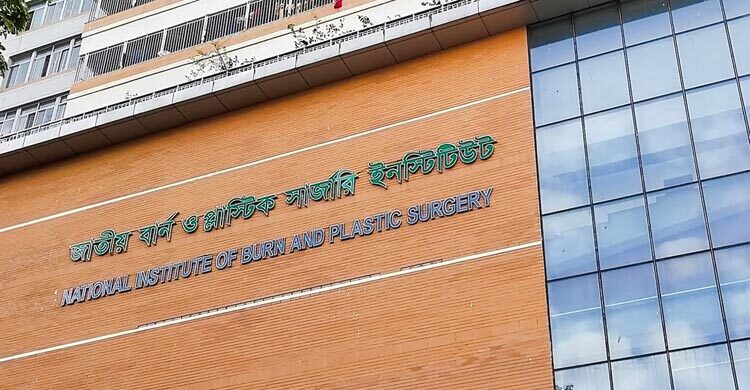 সোনারগাঁয়ে গ্যাস লিকেজ: মা-বাবার পর না ফেরার দেশে মুন্নি