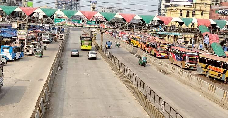 শেষ দিনে ঢাকা-চট্টগ্রাম মহাসড়কে যাত্রীর অপেক্ষায় বাস