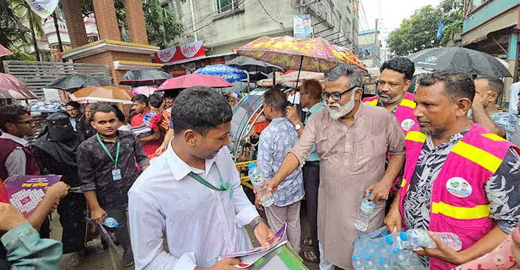 বৃষ্টিতে ভিজে এইচএসসি পরীক্ষার্থী-অভিভাবকদের জন্য পানি নিয়ে টিম খোরশেদ
