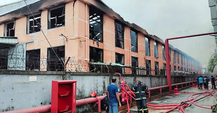 চার ঘণ্টা পর আদমজী ইপিজেডের কারখানার আগুন নিয়ন্ত্রণে