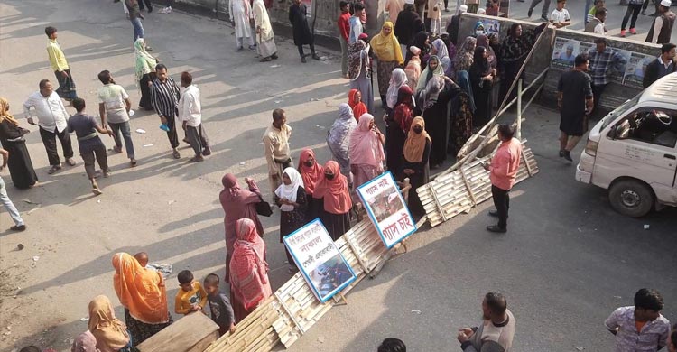 অবরোধে আটকা অ্যাম্বুলেন্স, নবজাতককে বাঁচাতে স্বজনের আহাজারি