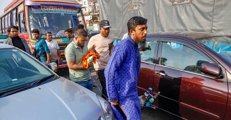 অবরোধে আটকা অ্যাম্বুলেন্স, নবজাতককে বাঁচাতে স্বজনের আহাজারি