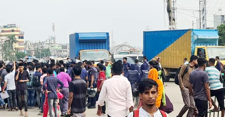 লরির ধাক্কায় পোশাক শ্রমিকের মৃত্যু, প্রতিবাদে সড়ক অবরোধ