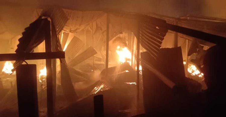 নারায়ণগঞ্জে ফার্নিচার মার্কেটে আগুন, ২০ দোকান ছাই