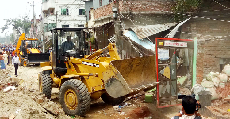 সিদ্ধিরগঞ্জে রেলওয়ের শতাধিক অবৈধ স্থাপনা উচ্ছেদ