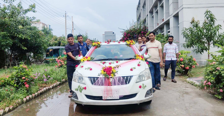 ফুলসজ্জিত গাড়িতে চড়ে অবসরে গেলেন দুই কনস্টেবল