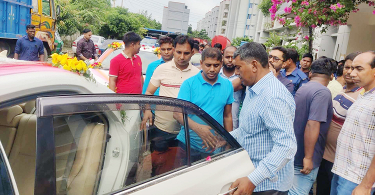 ফুলসজ্জিত গাড়িতে চড়ে অবসরে গেলেন দুই কনস্টেবল