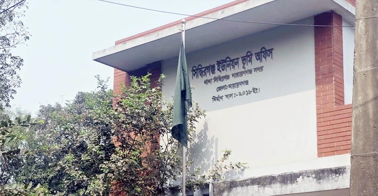 প্রতিমন্ত্রীর আকস্মিক পরিদর্শনে ৩ ভূমি কর্মকর্তা বদলি, গ্রাহকসেবা বন্ধ