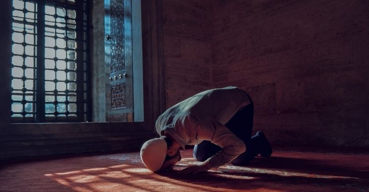 সিজদায় চোখ খোলা নাকি বন্ধ রাখতে হবে?