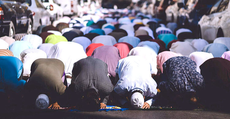 তাসবিহ শেষ হওয়ার আগে ইমাম সিজদা থেকে উঠে গেলে কী করবেন?
