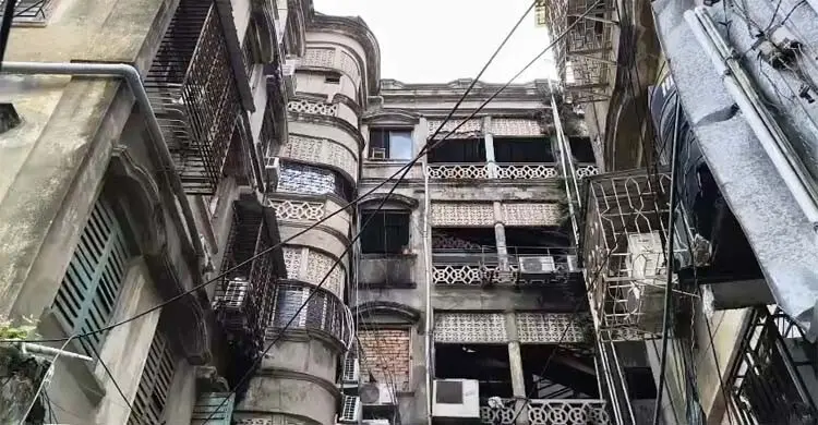 আত্মগোপনে থাকা ‘শিখা ইন’ হোটেলের মালিককে নিজ বাড়ি থেকে গ্রেফতার