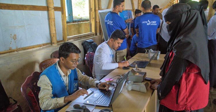 নিজ নামে নিবন্ধিত মোবাইল সিম পেলেন রোহিঙ্গারা