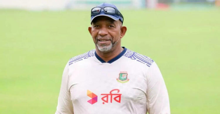 হামজাদের খেলা দেখতে ঢাকা স্টেডিয়ামে ক্রিকেটের কোচ সিমন্স