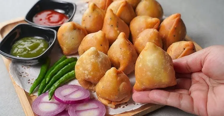 সিঙাড়ার উৎপত্তি কোথায়, কীভাবে বাংলায় হয়ে উঠলো জনপ্রিয়