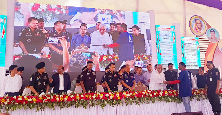 সিরাজগঞ্জে ৩১৫ চরমপন্থির আত্মসমর্পণ