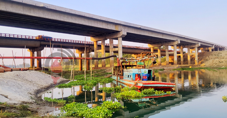 নদী খননের নামে বালু বিক্রি, ঝুঁকিতে দুই সেতু