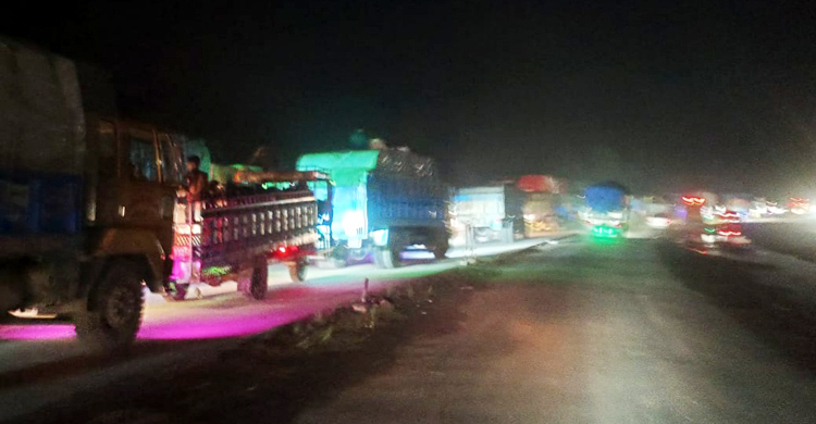 ২০ কিমি সড়কে ১০ ঘণ্টা ধরে যানজট, যাত্রী ভোগান্তি চরমে
