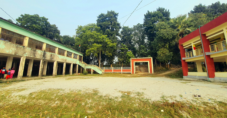 সকাল থেকে ক্লাস করে দুপুরে এলো স্কুল বন্ধের ঘোষণা