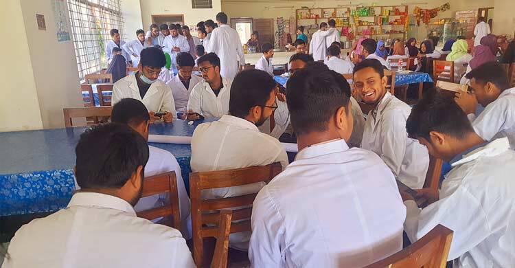 শিক্ষক রায়হানের বিচার দাবিতে আজও শিক্ষার্থীদের ক্লাস বর্জন