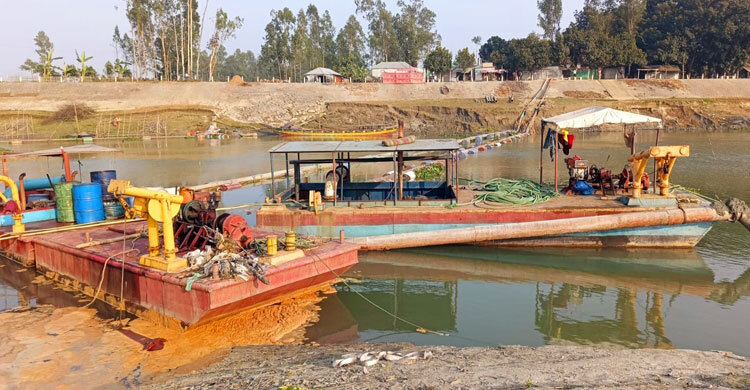 অবৈধভাবে বালু উত্তোলন করায় মামলা, গ্রেফতার ১