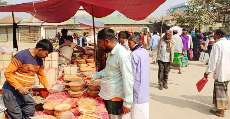 ৩০০ বছরের পুরোনো মেলায় হরেক নামের দইয়ের পসরা