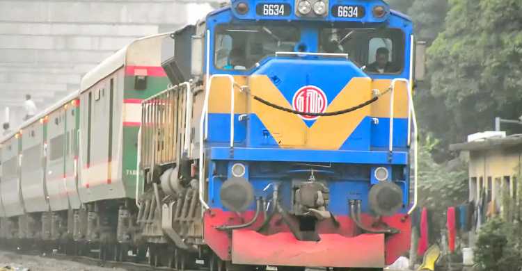 যাত্রী নিয়ে যমুনা রেল সেতু পাড়ি দিলো ট্রেন