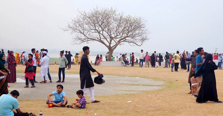 ঈদ আনন্দে যমুনার পাড়ে দর্শনার্থীদের ঢল