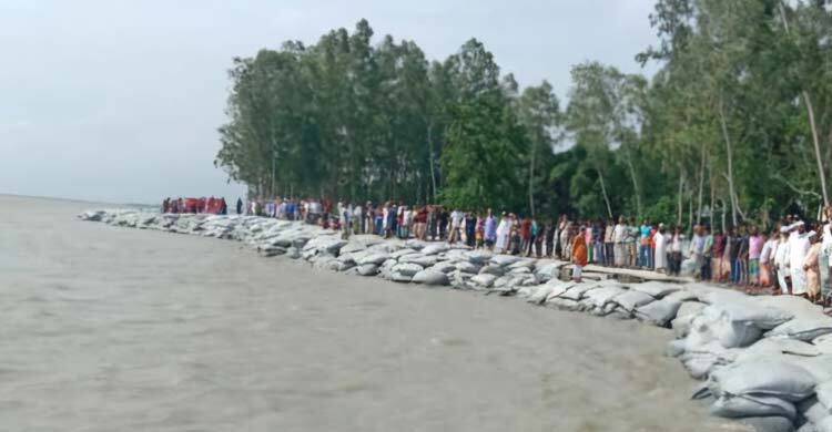 সিরাজগঞ্জে নদীভাঙন রোধে বাঁধ নির্মাণের দাবি এলাকাবাসীর