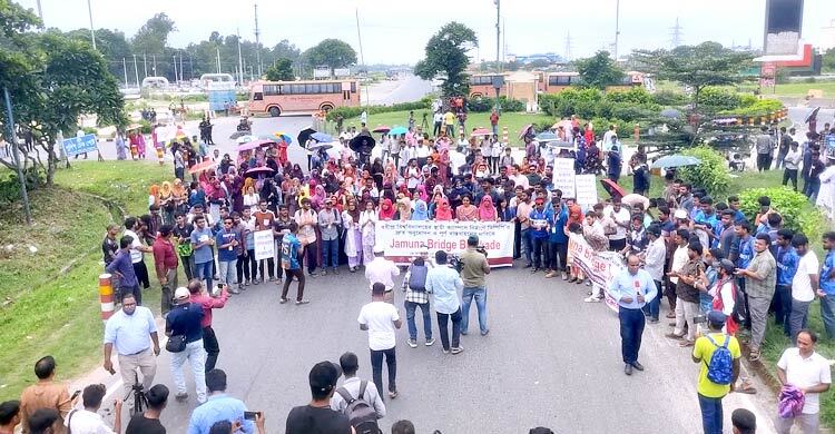 আলটিমেটাম দিয়ে সড়ক ছাড়লেন শিক্ষার্থীরা