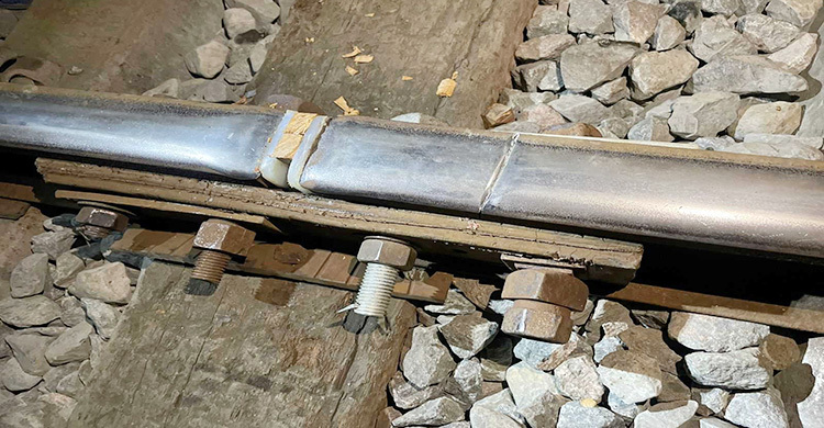 সিরাজগঞ্জে রেললাইনে কাঠ দিয়ে জোড়াতালি