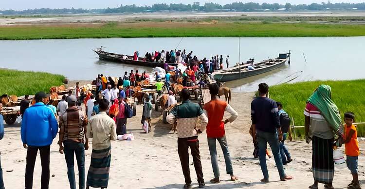 খেয়াঘাটেও ঘরমুখী মানুষের ভিড়