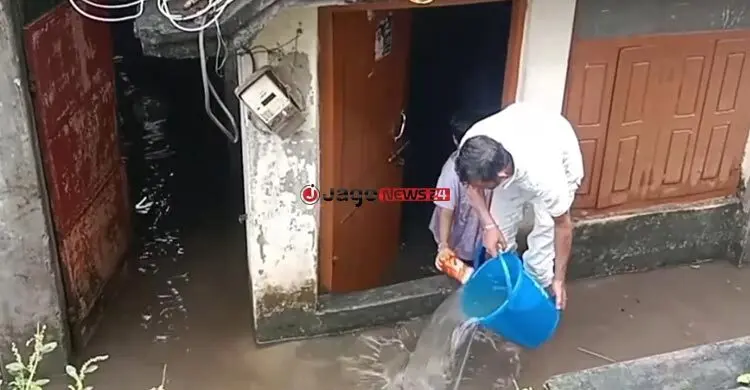 টানা বৃষ্টিতে সিরাজগঞ্জ শহরে হাঁটুপানি