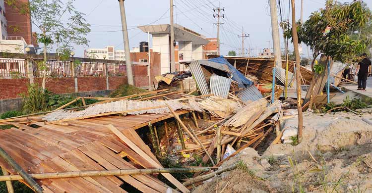 সিরাজগঞ্জ মেডিকেলের সামনে অবৈধ স্থাপনা উচ্ছেদ