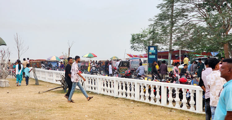 ঈদ আনন্দে যমুনার পাড়ে দর্শনার্থীদের ঢল
