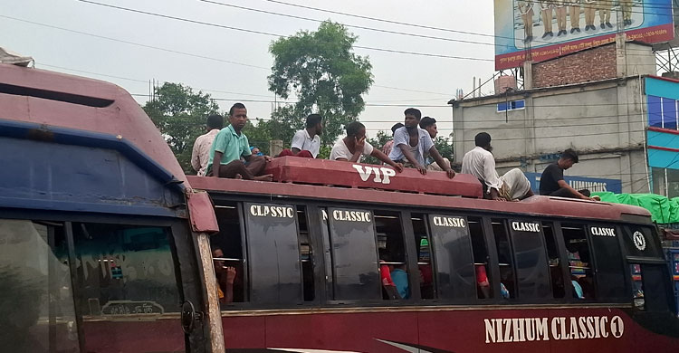 বাসের ছাদ-খোলা ট্রাক-পিকআপভ্যানে ঢাকায় ফিরছে মানুষ