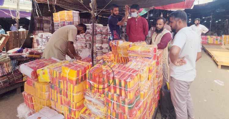 শাহজাদপুরে ঈদের আমেজ, প্রতি হাটে বিক্রি হয় ৭০০ কোটি টাকার কাপড়