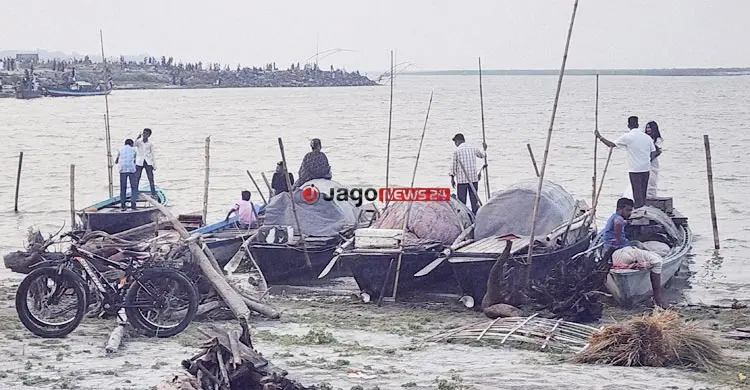 জ্বালানি সংকটে জেলে জীবিকায় ভাটা