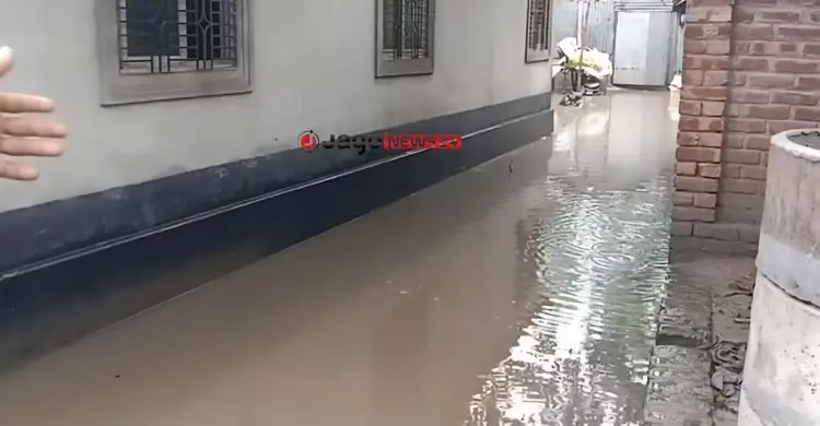 টানা বৃষ্টিতে সিরাজগঞ্জ শহরে হাঁটুপানি
