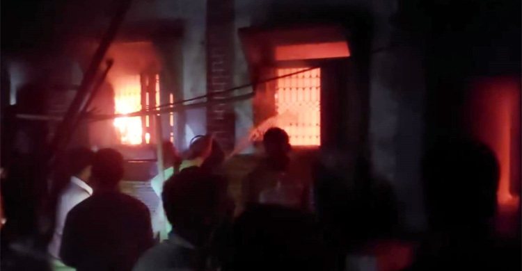 শর্ট সার্কিট থেকে আগুনে ছাই কৃষকের বসতবাড়ি