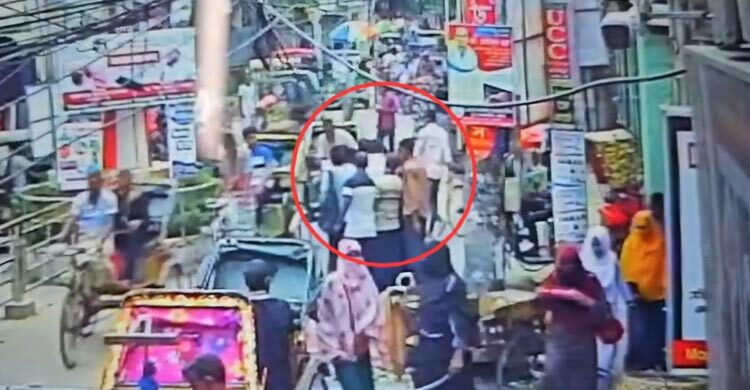 সিসিটিভিতে ধরা পড়লো যুবকের পকেট থেকে ৮৫ হাজার টাকা চুরির ভিডিও