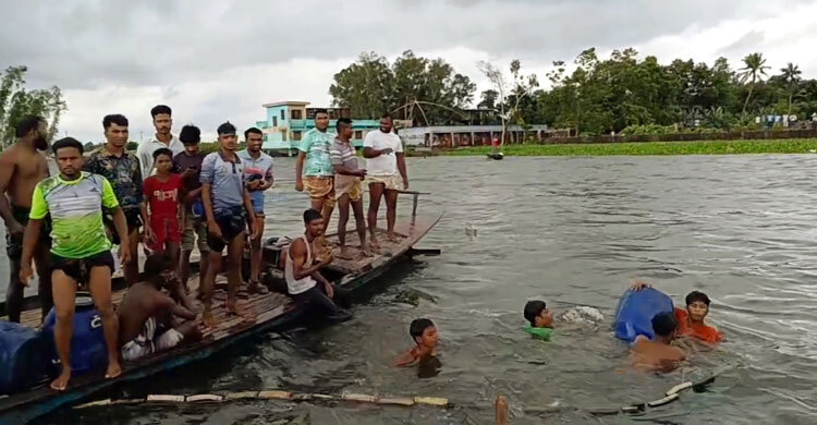 ছেলেকে উঁচু করে ধরে রেখে প্রাণ দিলেন বাবা