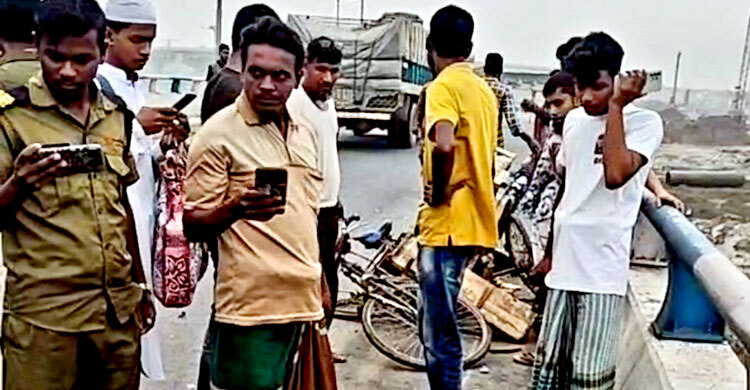 সিরাজগঞ্জে ট্রাকের ধাক্কায় প্রাণ গেল ভ্যানচালকের