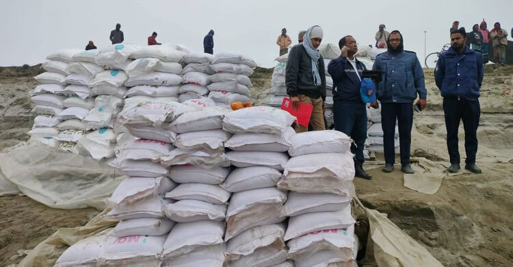 সিরাজগঞ্জে ৩০১ বস্তা সার জব্দ, জরিমানা