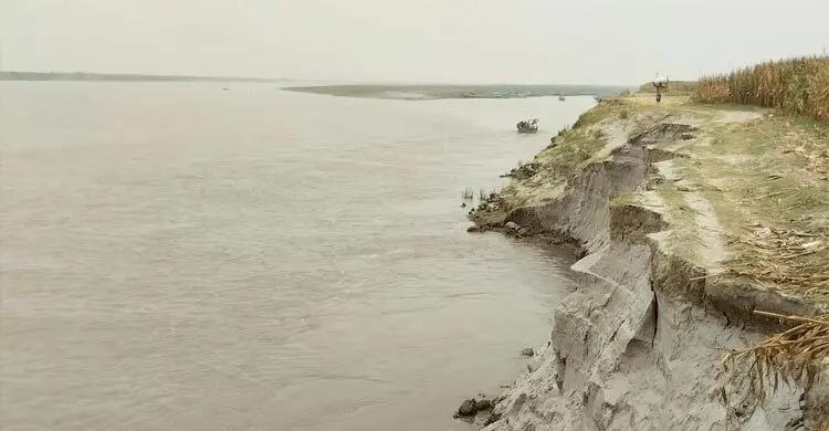 সিরাজগঞ্জে অসময়ে ভাঙছে যমুনার তীর
