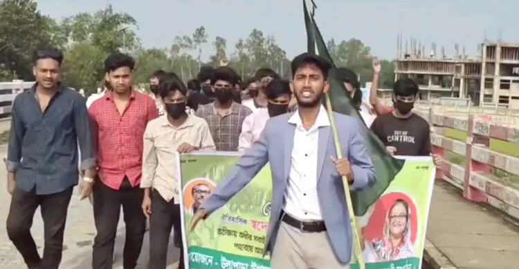 সিরাজগঞ্জে ছাত্রলীগের কয়েক মিনিটের ঝটিকা মিছিল